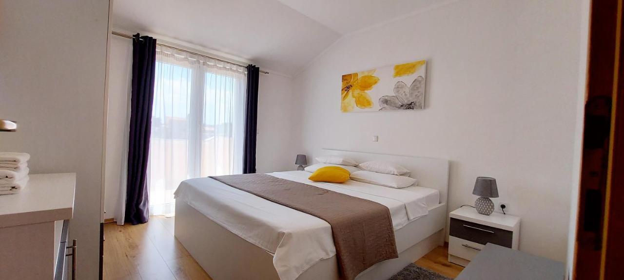 Apartments Marijana Rab Town Bagian luar foto