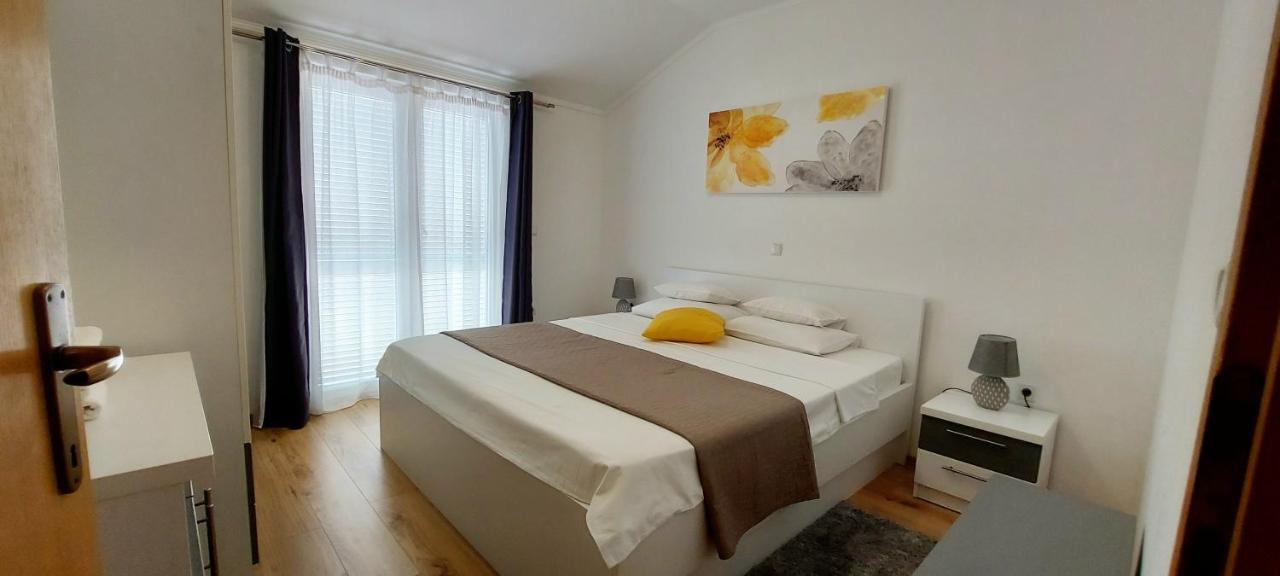 Apartments Marijana Rab Town Bagian luar foto