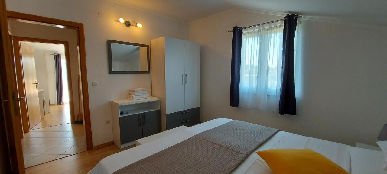 Apartments Marijana Rab Town Bagian luar foto